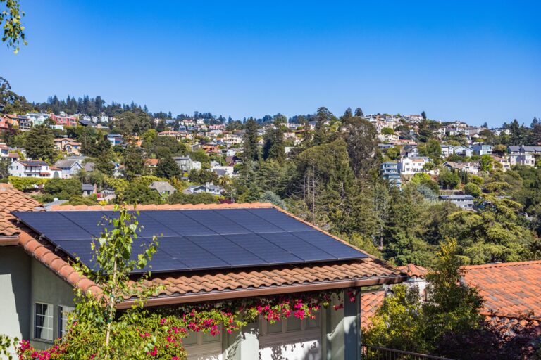 Panneau solaire gratuit grâce au gouvernement : arnaque ou réalité en 2026 ?